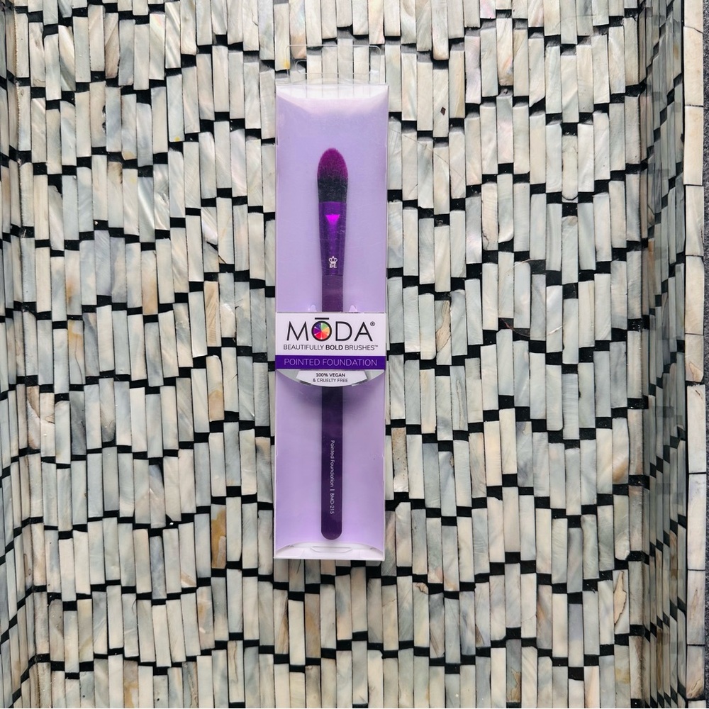 Moda Purple Pointed Foundation Brush | NWT | 100% Vegan & Cruelty-Free - Picture 2 of 4